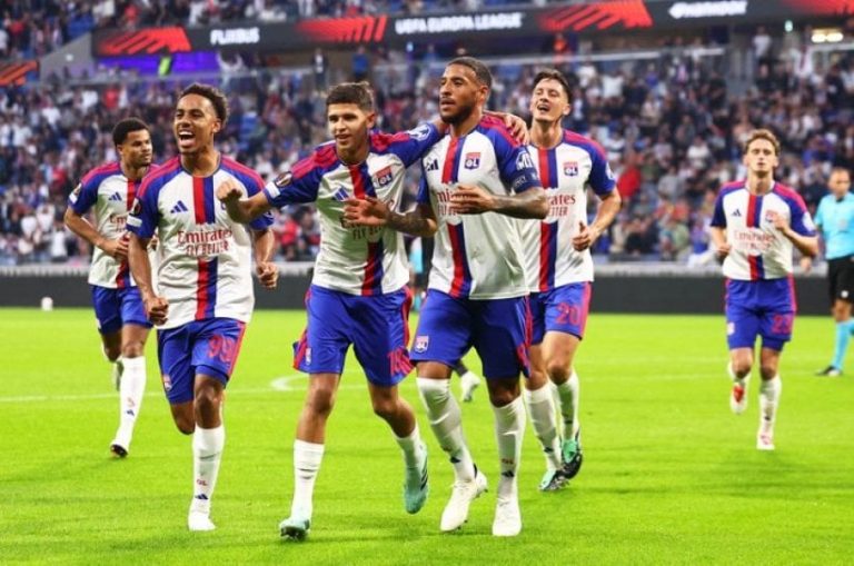 ليون يهزم كريستال بالاس بثلاثية مثيرة في الدوري الأوروبي